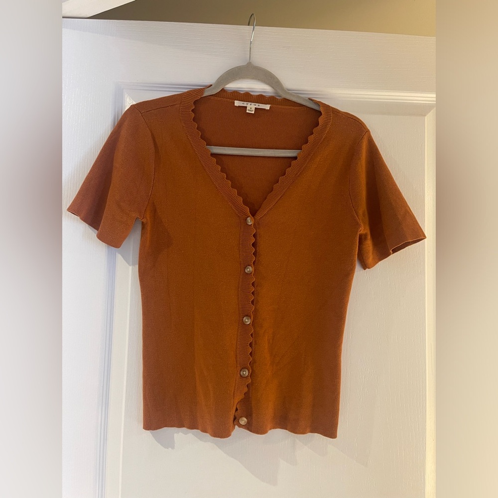 Cyrus Rust Scallop Trim Button Top